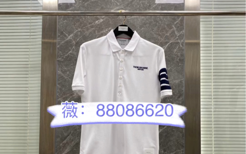 說一下高仿TB湯姆布朗2022 春夏/SS 限定LOGO版經典系列定制絲光珠地面料,洗水定型,THOM立體logo字母進口植絨工藝經典四道杠織帶裝飾袖標